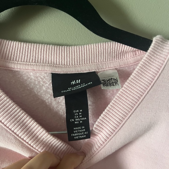 Justin Bieber changes crewneck - Picture 3 of 3